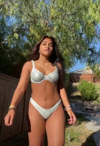 Sienna Mae Gomez Enseña con un Cuerpo en Bikini Caliente