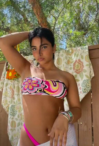 1. Sienna Mae Gomez Demuestra Sensuales Bikini