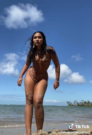 3. Sienna Mae Gomez Enseña Con Un Cuerpo En Bikini Hermosa En La Playa