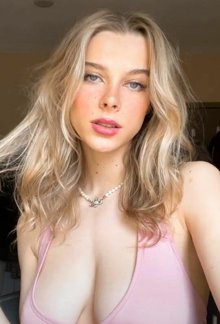 Caliente Ashley Matheson enseña escote con Top Corto Rosa sin brassière