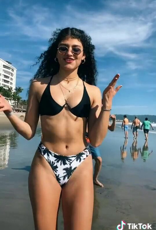 Guapísima Sofia Mata con Atractivos Bikini en la playa