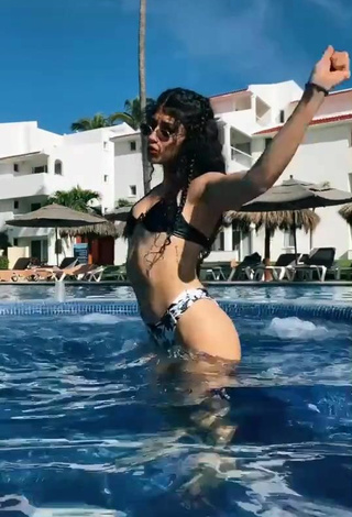 6. Atractiva Sofia Mata Con Seductores Bikini En La Piscina