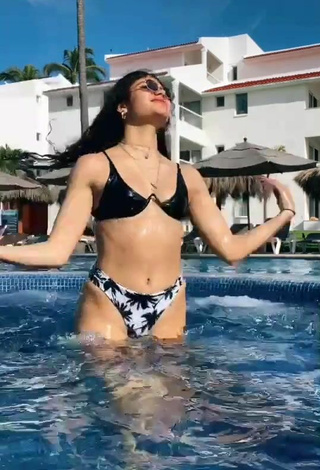 Adorable Sofia Mata con Bikini en la piscina