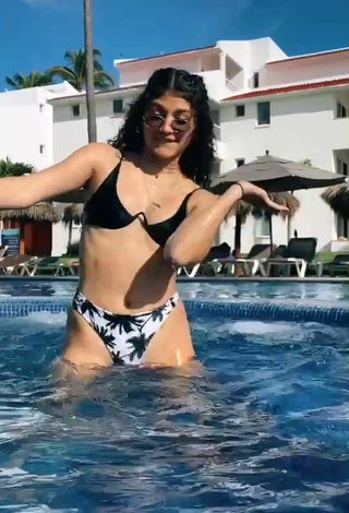 4. Adorable Sofia Mata Con Bikini En La Piscina