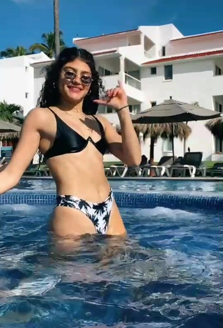 6. Adorable Sofia Mata Con Bikini En La Piscina