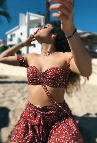 Sexy Sofia Mata con Top Corto en la playa