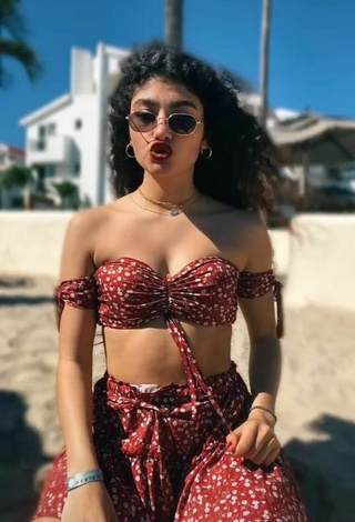 2. Sexy Sofia Mata Con Top Corto En La Playa