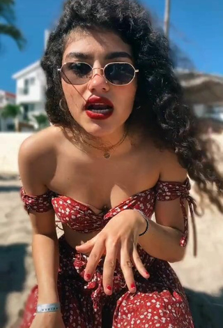 3. Sexy Sofia Mata Con Top Corto En La Playa