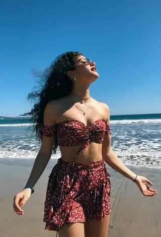 Atractiva Sofia Mata con Seductores Top Corto en la playa