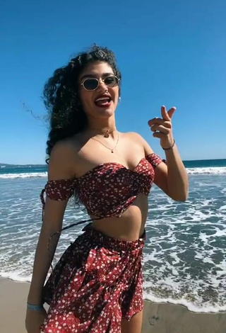 5. Atractiva Sofia Mata Con Seductores Top Corto En La Playa