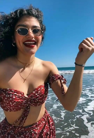 6. Atractiva Sofia Mata Con Seductores Top Corto En La Playa