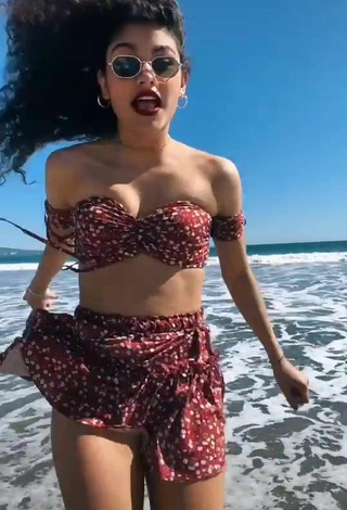 Guapísima Sofia Mata con Atractivos Top Corto en la playa