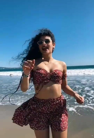 4. Guapísima Sofia Mata Con Atractivos Top Corto En La Playa