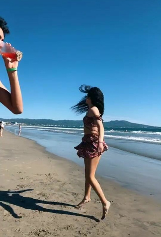 1. Caliente Sofia Mata Con Top Corto En La Playa