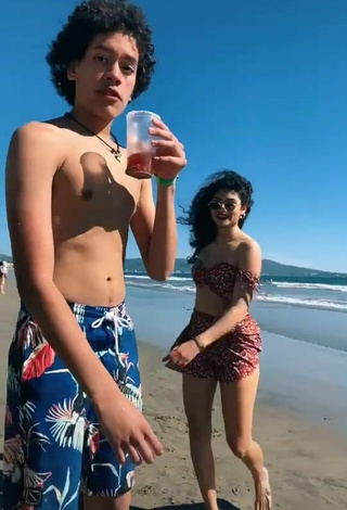 2. Caliente Sofia Mata Con Top Corto En La Playa