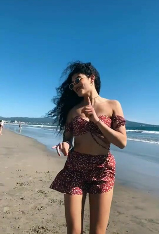 4. Caliente Sofia Mata Con Top Corto En La Playa