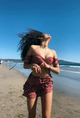 Caliente Sofia Mata con Top Corto en la playa