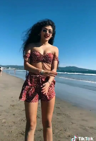 6. Caliente Sofia Mata Con Top Corto En La Playa