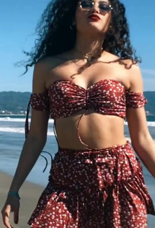 6. Más Caliente Sofia Mata Con Top Corto En La Playa