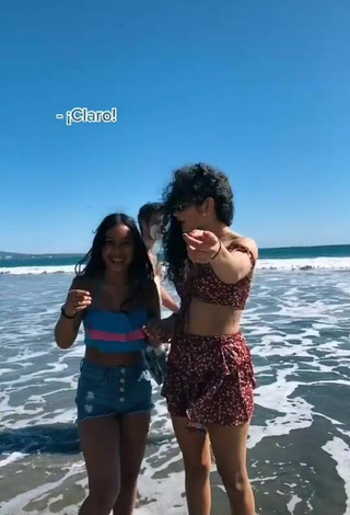 3. Hermosa Sofia Mata Con Top Corto En La Playa