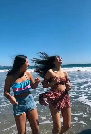 4. Hermosa Sofia Mata Con Top Corto En La Playa