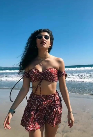 2. Bonita Sofia Mata Con Top Corto En La Playa