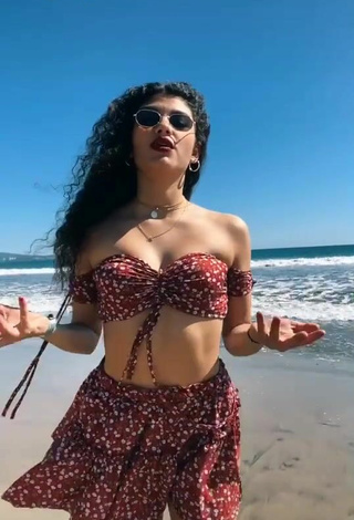 Bonita Sofia Mata con Top Corto en la playa