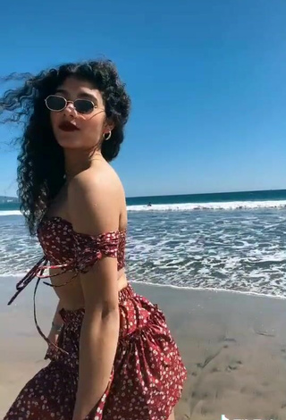 6. Bonita Sofia Mata Con Top Corto En La Playa