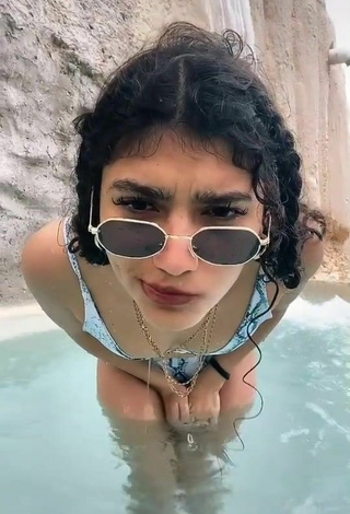 3. Caliente Sofia Mata Con Bikini En La Piscina