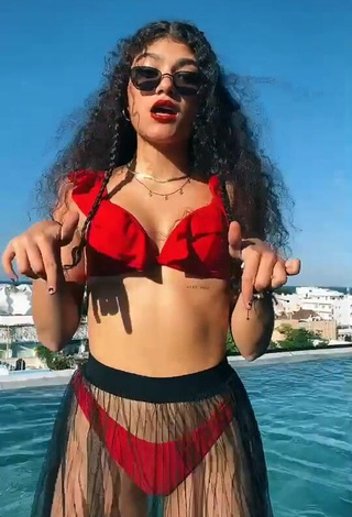 Elegante Sofia Mata con Bikini Rojo