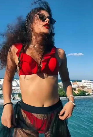 Belleza Sofia Mata con Bikini Rojo