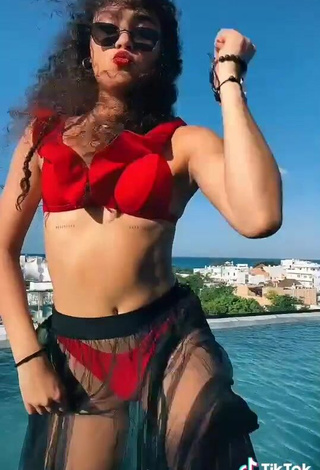 5. Belleza Sofia Mata Con Bikini Rojo