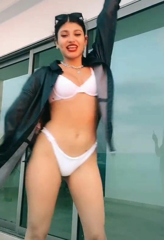 2. Sexy Sofia Mata Con Bikini Blanco