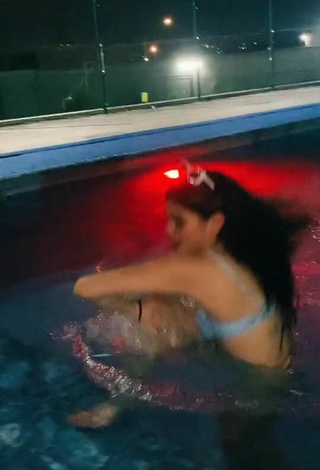 1. Caliente Sofia Mata Enseña Labios Mayores En La Piscina