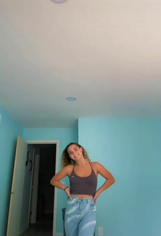 1. Sexy Sofie Dossi Con Top Corto Sin Brassière