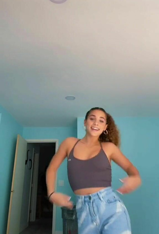 Sexy Sofie Dossi con Top Corto sin brassière