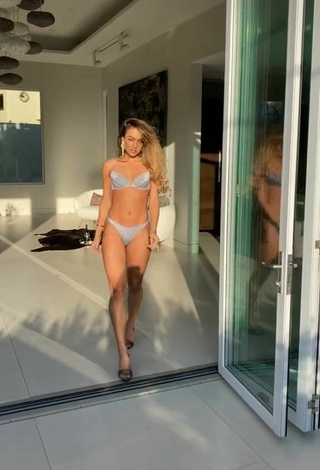 1. Caliente Sommer Ray Con Tanga