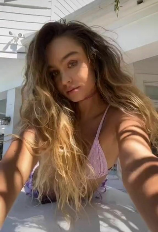 6. Caliente Sommer Ray Enseña Escote Con Sujetador De Bikini