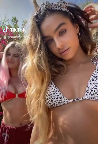 Hermosa Sommer Ray con Sujetador de Bikini