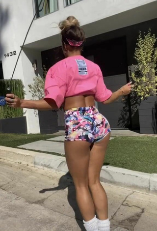 2. Hermosa Sommer Ray Enseña El Culo