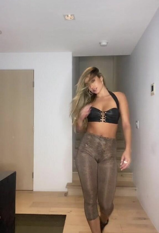 1. Sexy Sommer Ray Con Top Corto Negro Y Pechos Saltarinas