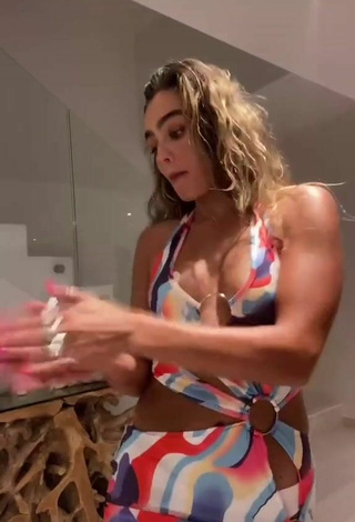 2. Caliente Sommer Ray Enseña Escote