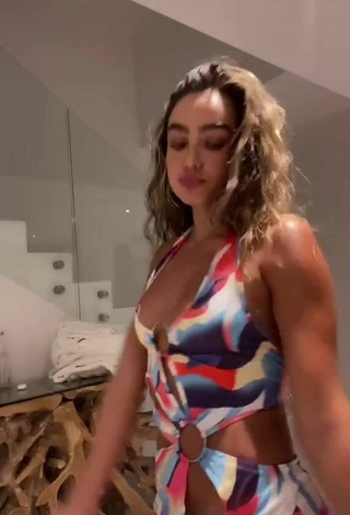 3. Caliente Sommer Ray Enseña Escote