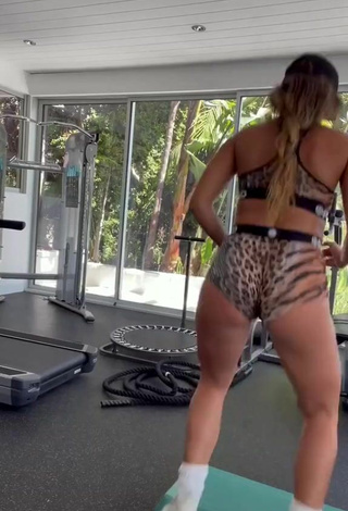 Preciosa Sommer Ray Enseña el culo mientras hace ejercicios deportivos