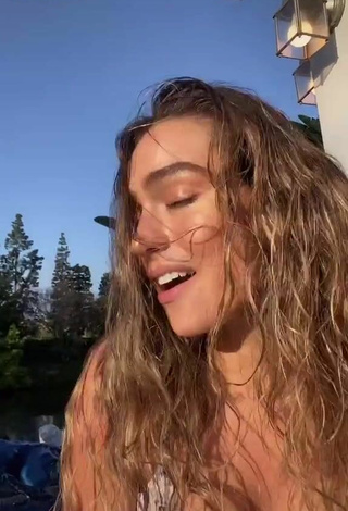 2. Caliente Sommer Ray Enseña El Culo