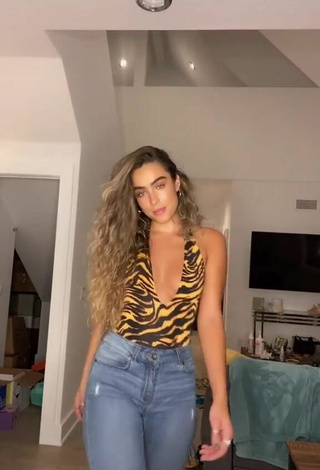 1. Bonita Sommer Ray Enseña Escote