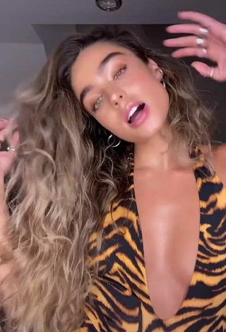 3. Bonita Sommer Ray Enseña Escote