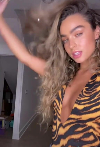 4. Bonita Sommer Ray Enseña Escote