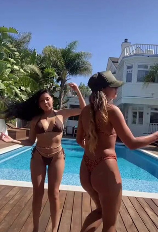 1. Bonita Sommer Ray Enseña El Culo