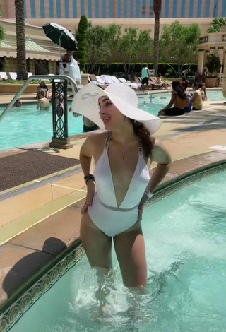 2. Sexy Sophia Talamas Con Traje De Baño Blanco En La Piscina